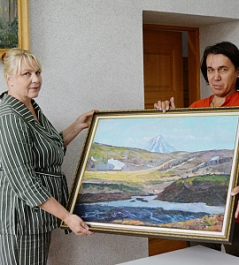 Алексей Авдеев и Владимир Листровой подарили музею свои картины