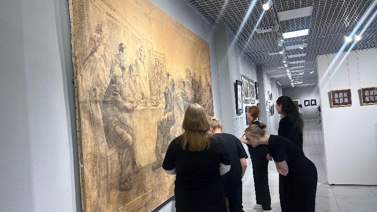 Черно-белое искусство. В Выставочном зале Благовещенска открылась экспозиция «Госпожа Графика»