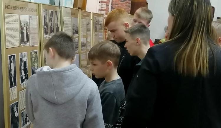 Более 700 человек посетили передвижную выставку «Лучшее наследство. Воспитание и образование в семьях амурских предпринимателей конца XIX – начала XX вв.» в п. Новобурейский