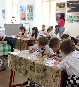 Амурский областной краеведческий музей поздравляет учеников, учителей и родителей с Днём знаний!