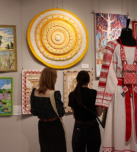 Сегодня в Выставочном зале состоялось открытие выставки &laquo;Земля родная &ndash; колыбель золотая&raquo;