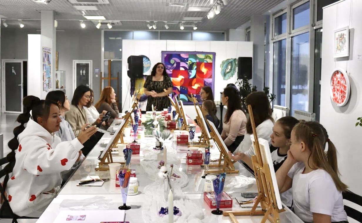 30 ноября в Выставочном зале Амурского областного краеведческого музея прошел семейный девичник для мам и их дочерей