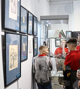В Амурском областном краеведческом музее в преддверии Дня защитника Отечества открылась тематическая выставка «Три художника. Три судьбы»